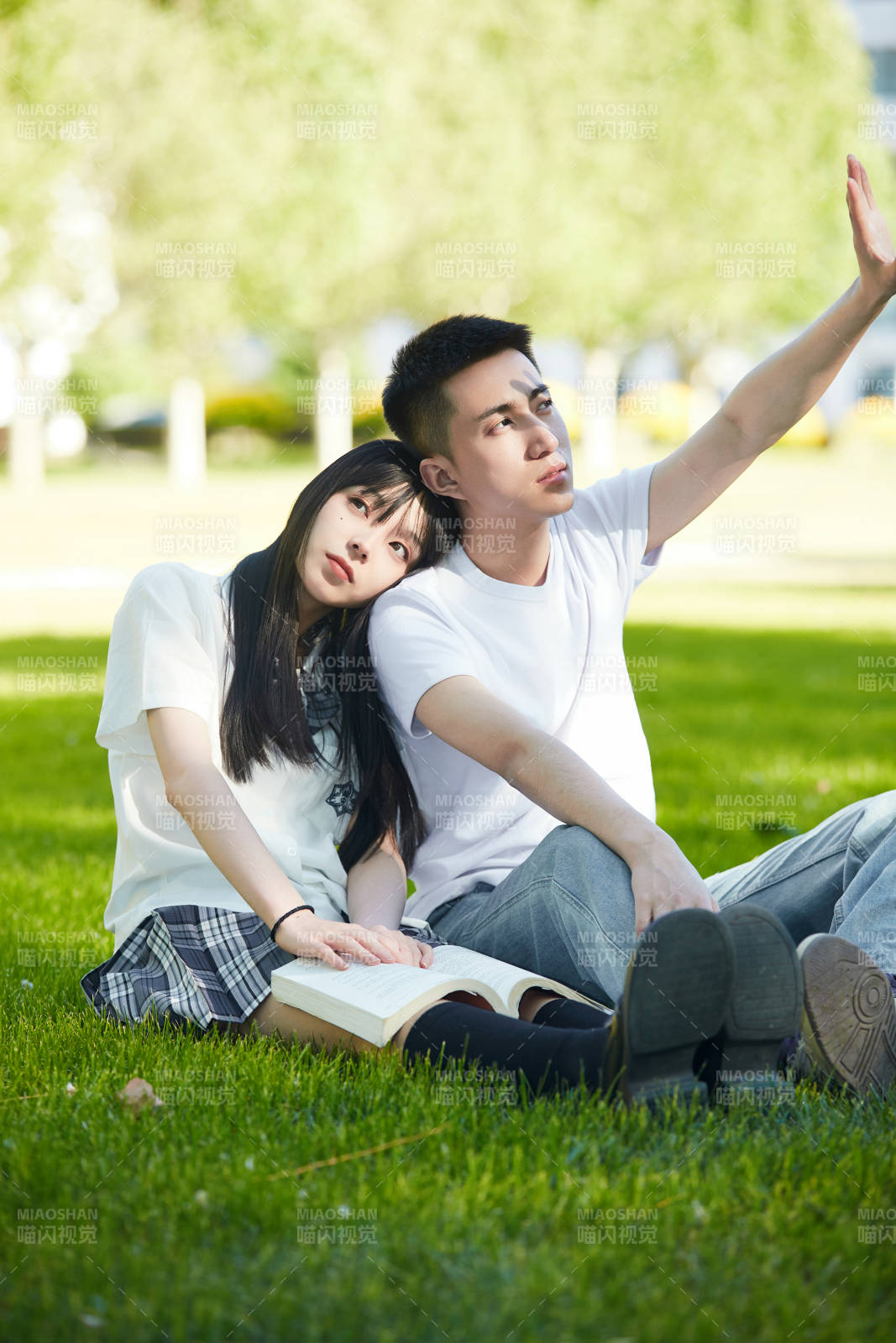 户外草坪上的年轻情侣
