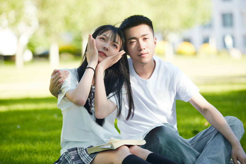户外草坪上的年轻情侣