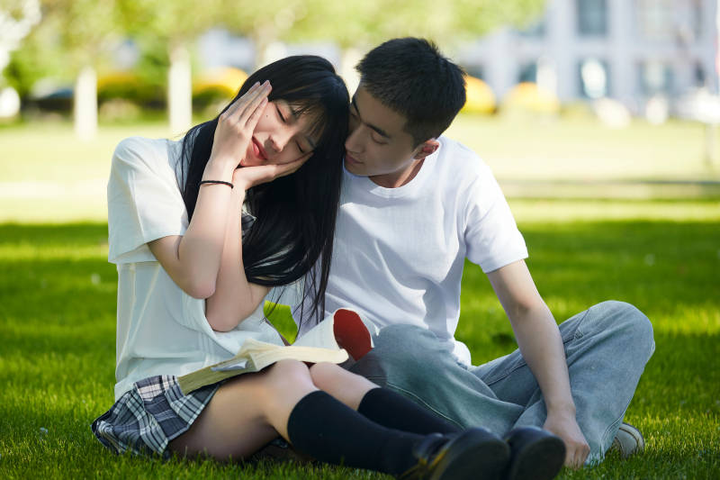 户外草坪上的年轻情侣