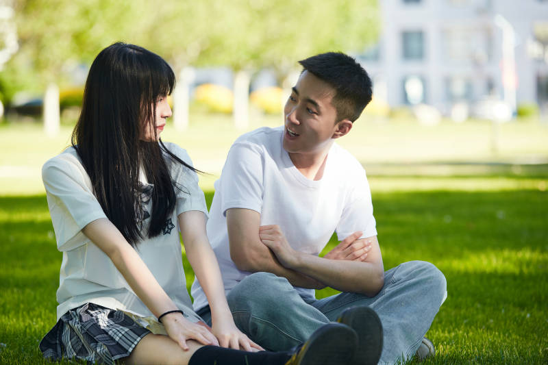 户外草坪上的年轻情侣