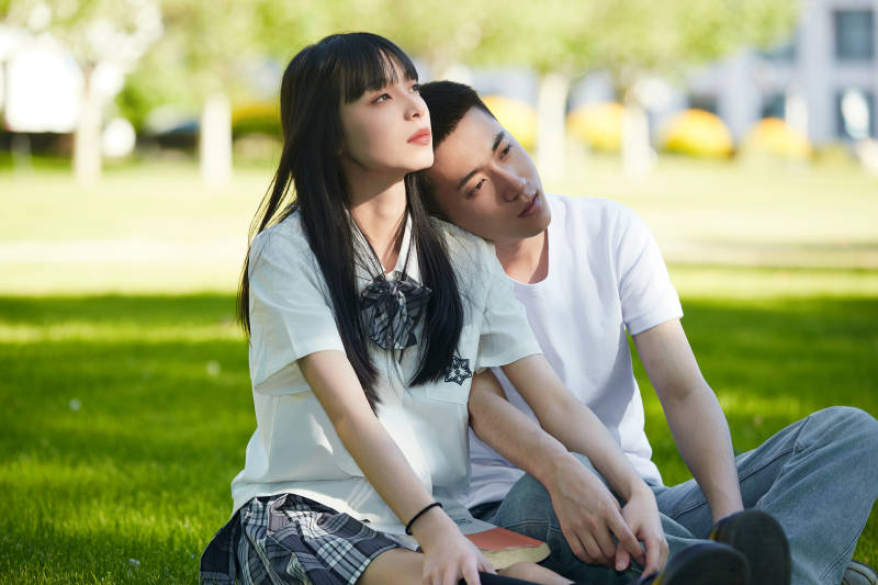 户外草坪上的年轻情侣