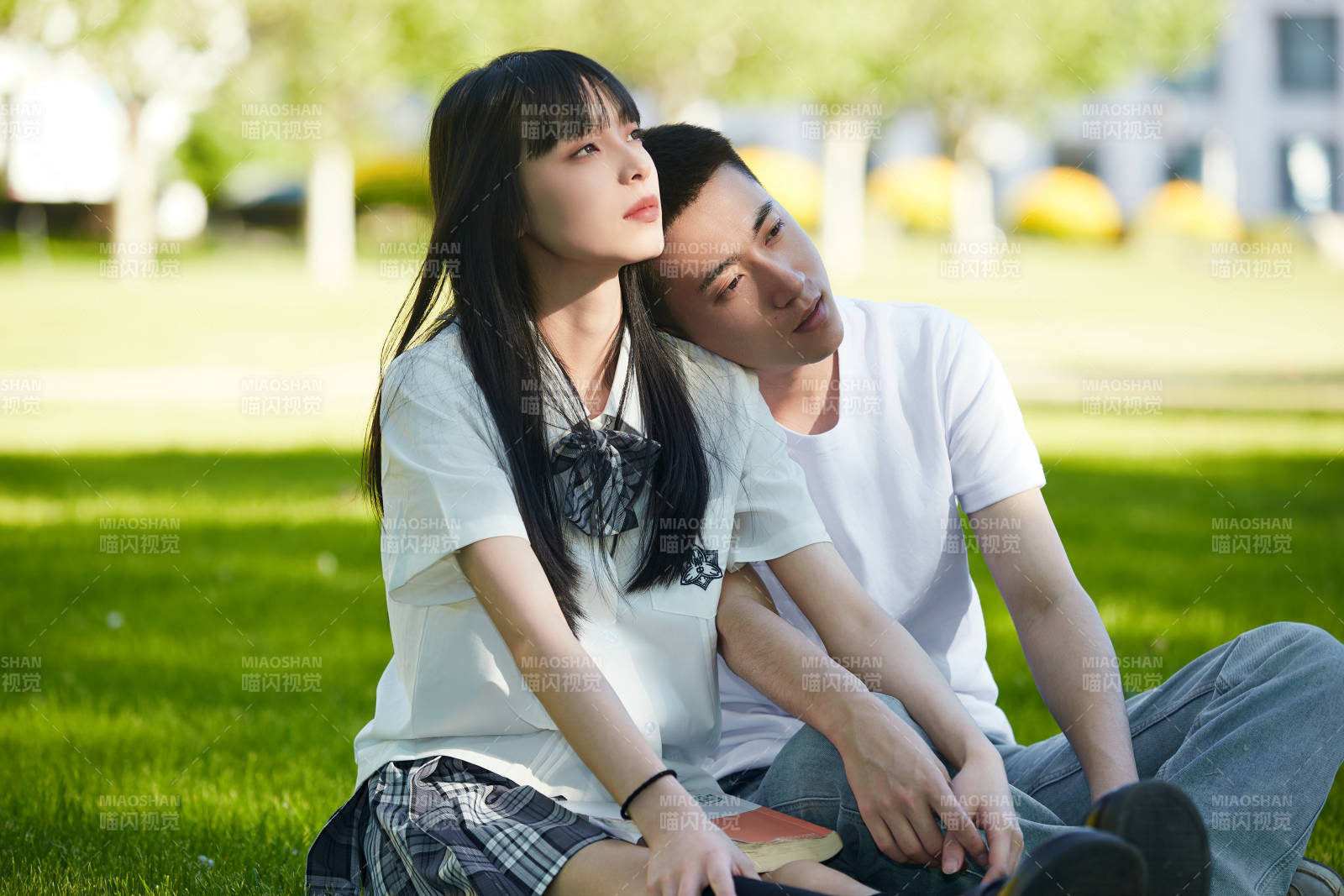 户外草坪上的年轻情侣