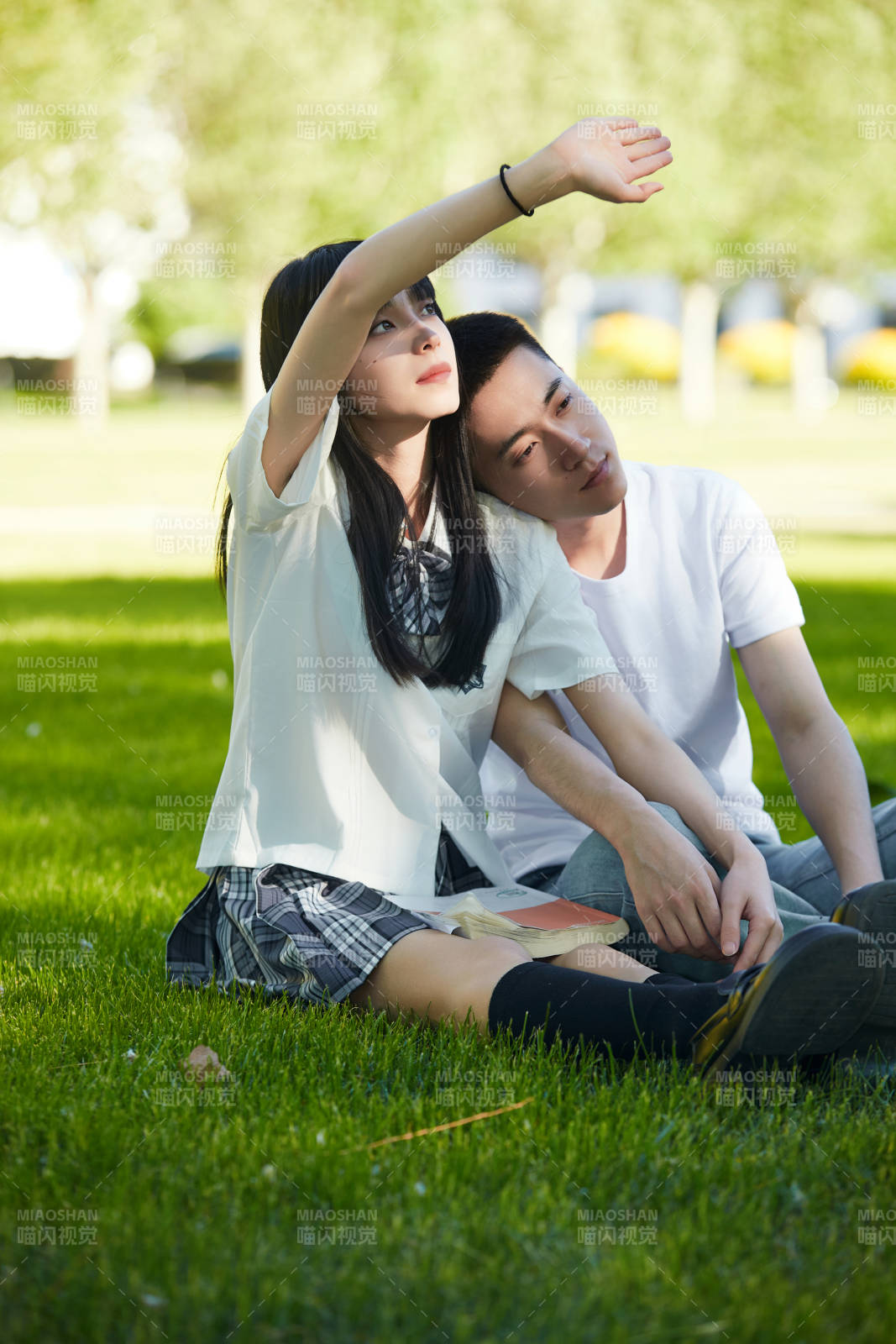 戶外草坪上的年輕情侶