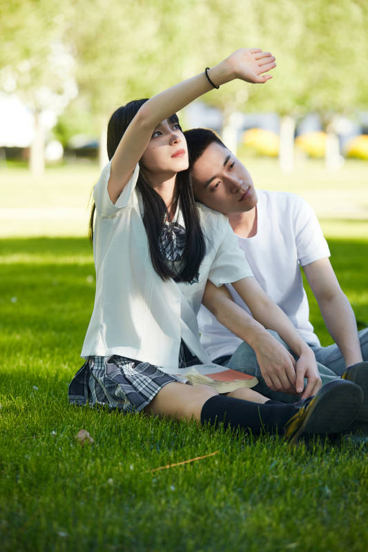 户外草坪上的年轻情侣