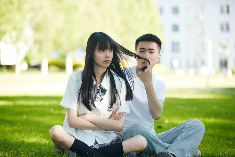 户外草坪上的年轻情侣