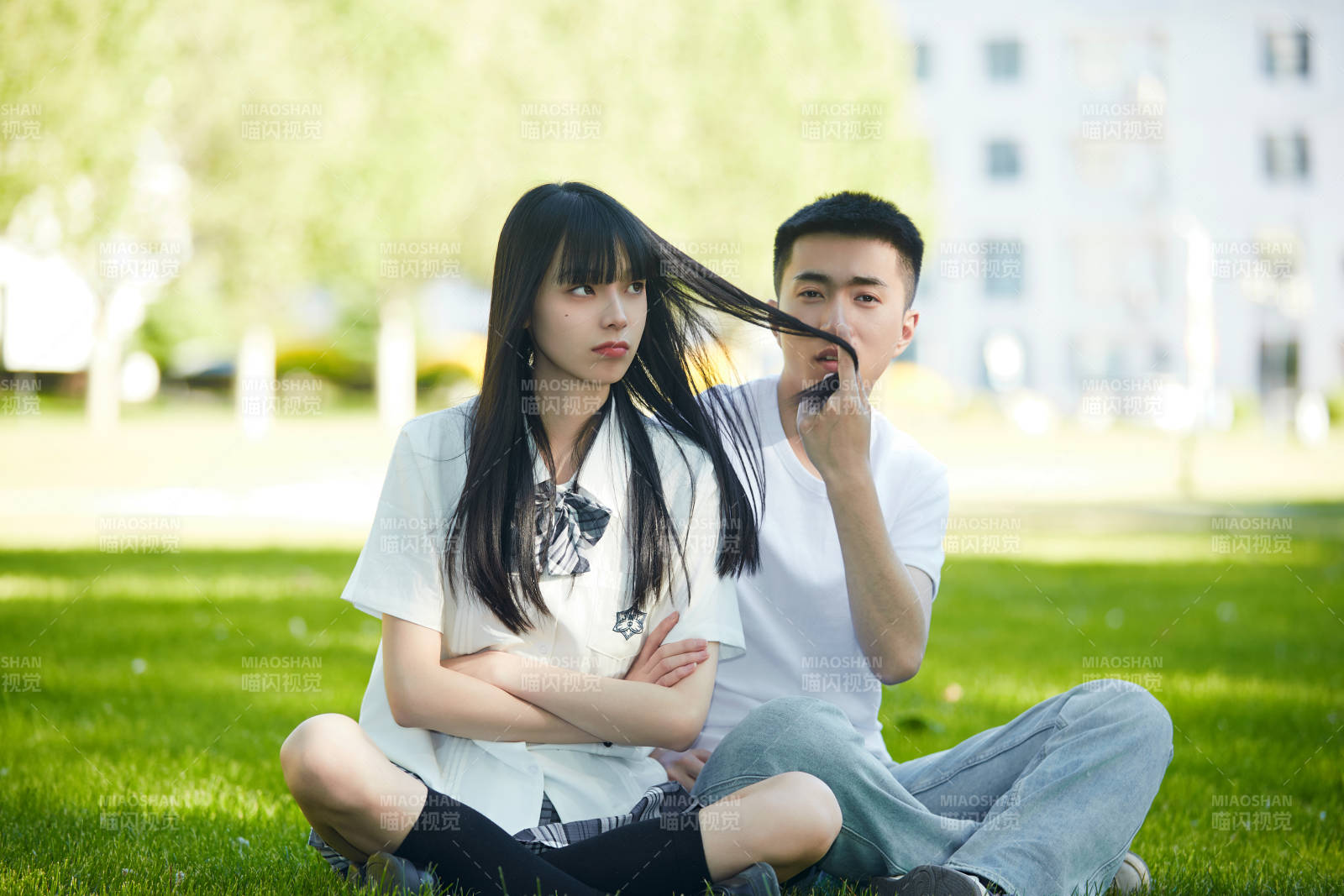 户外草坪上的年轻情侣