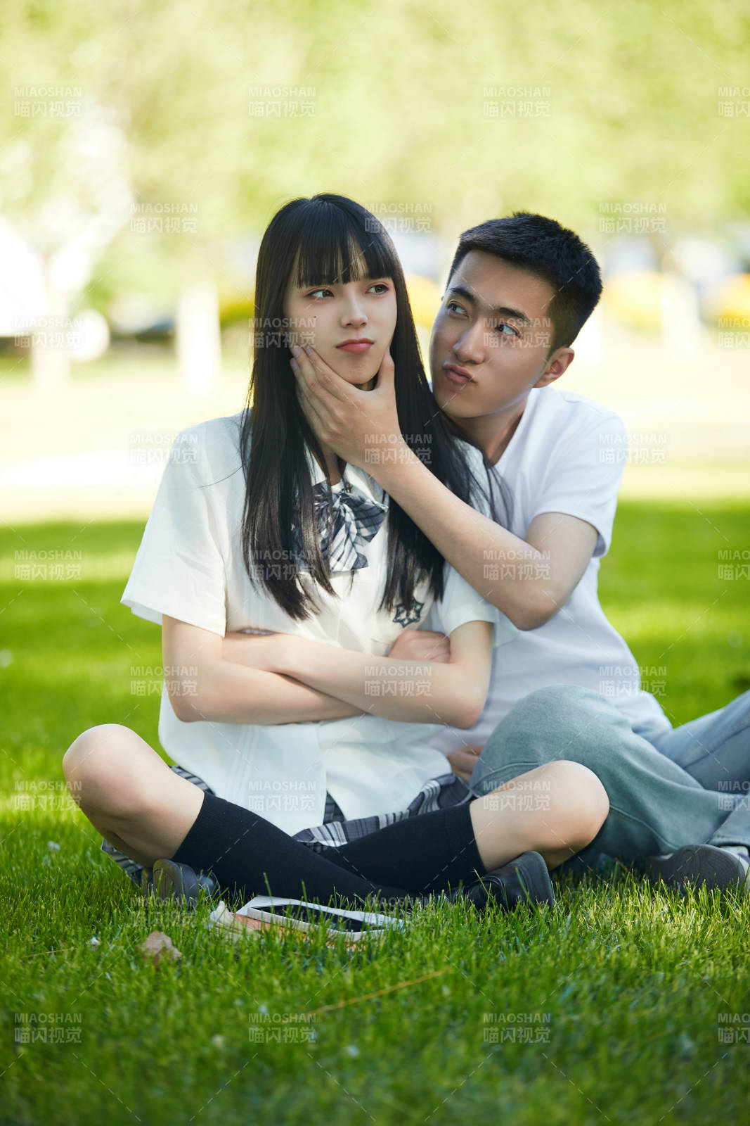 户外草坪上的年轻情侣