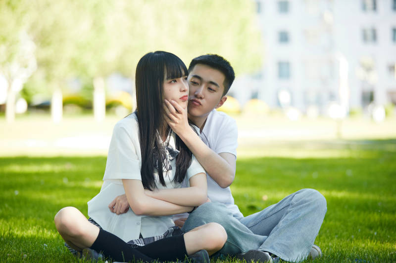 户外草坪上的年轻情侣