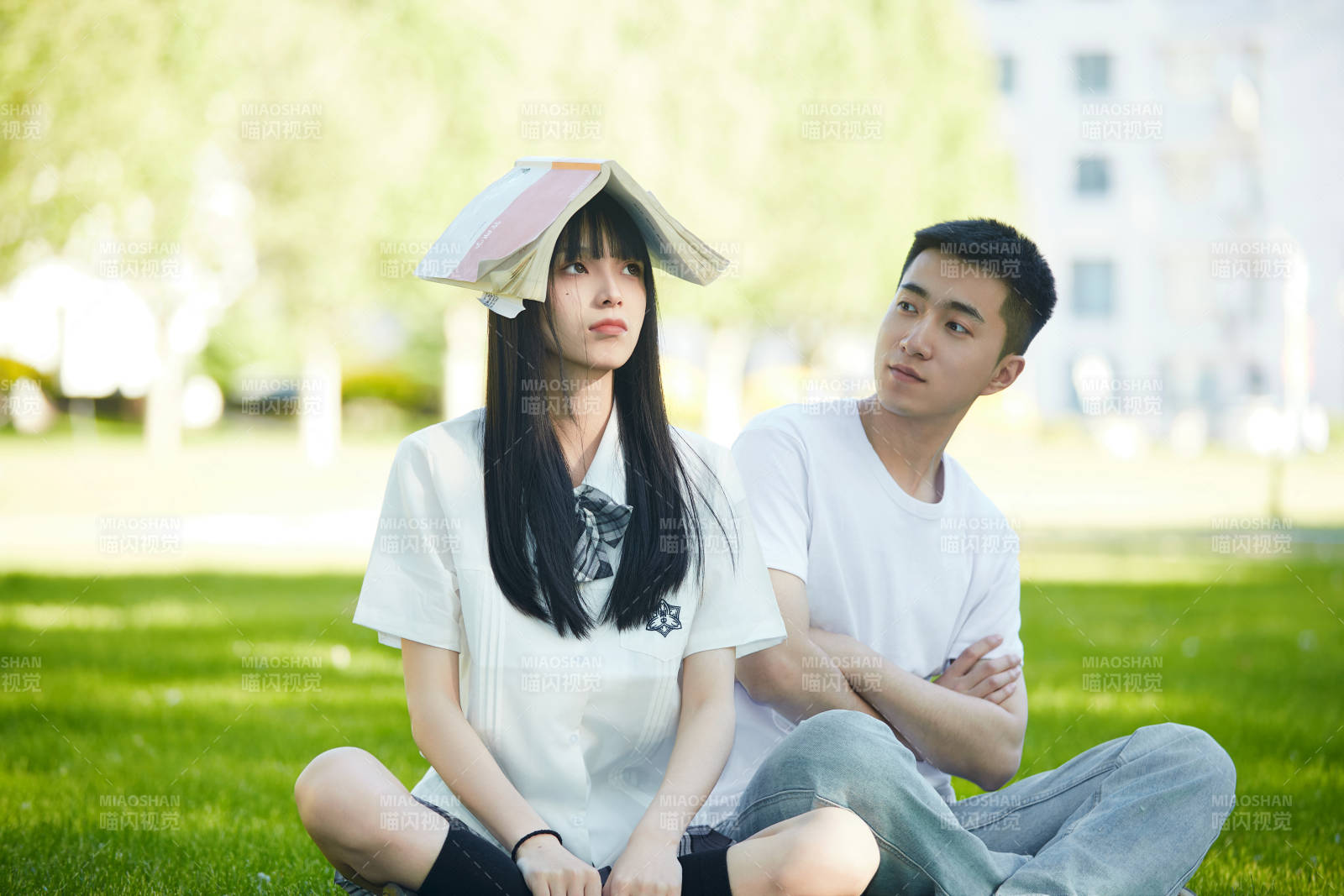 户外草坪上的年轻情侣