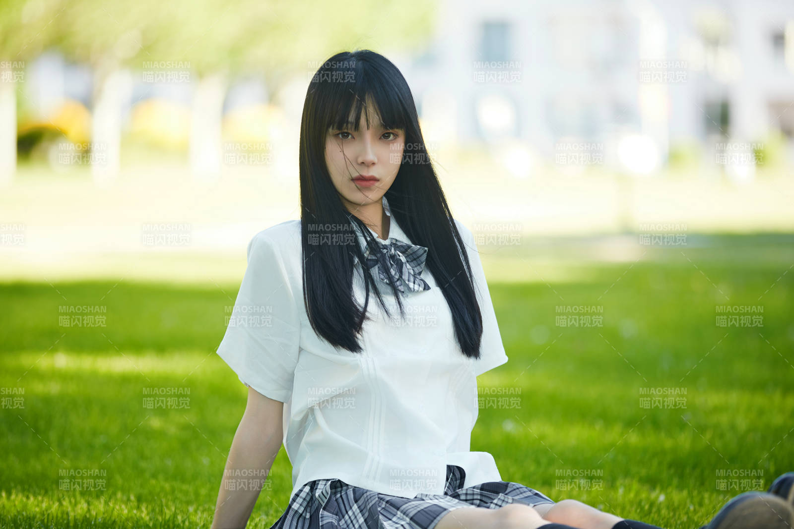 在户外草坪看书学习的女生