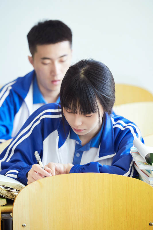 教室里努力看书学习备战高考的高中生