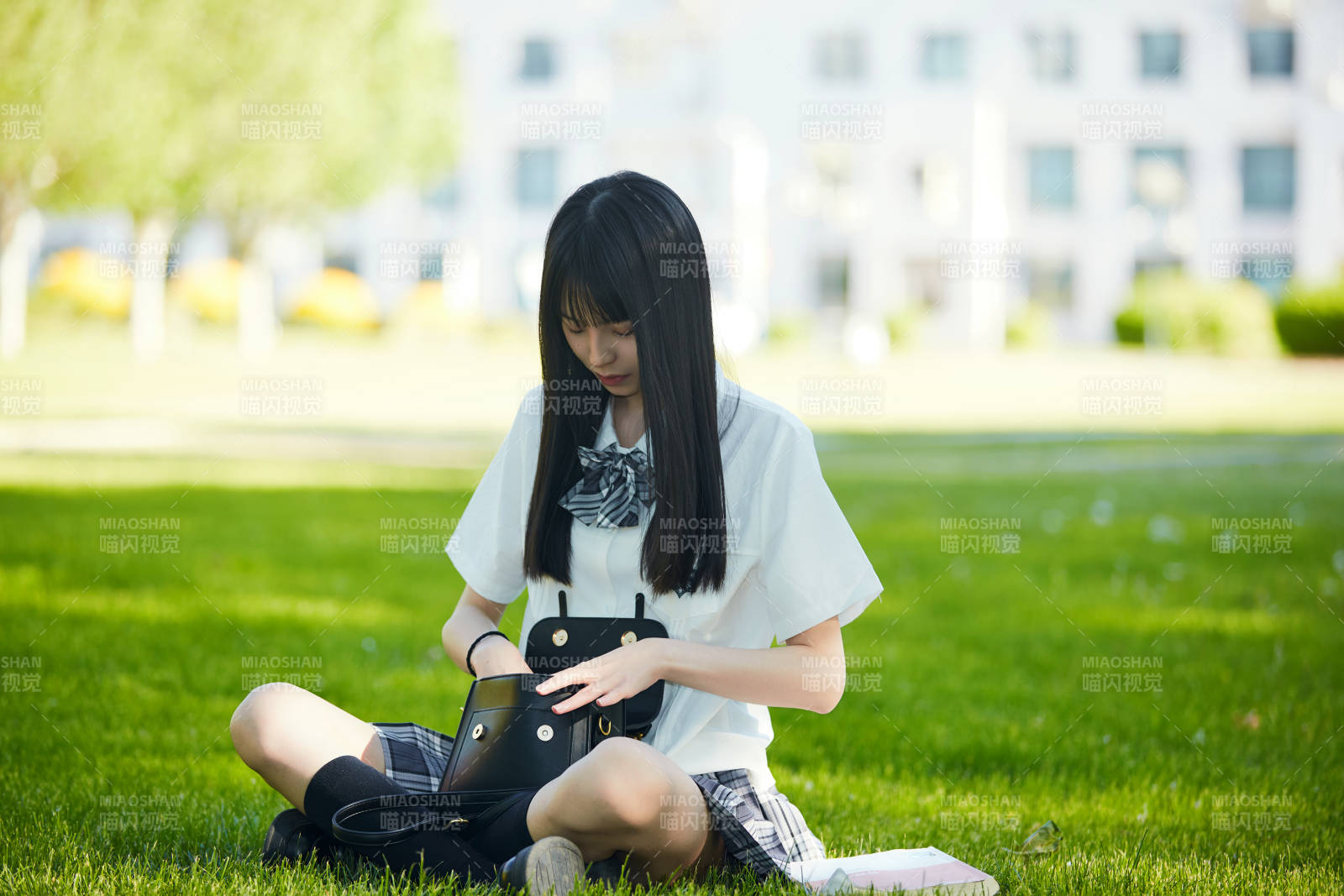 穿着日系JK制服的亚洲少女图片