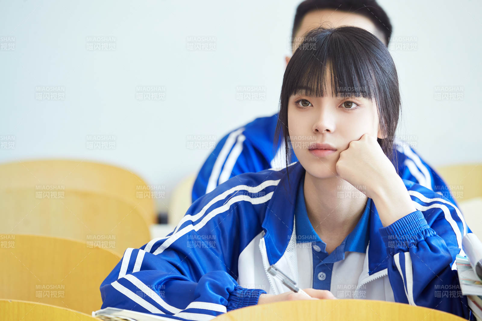 教室里努力看书学习备战高考的高中生