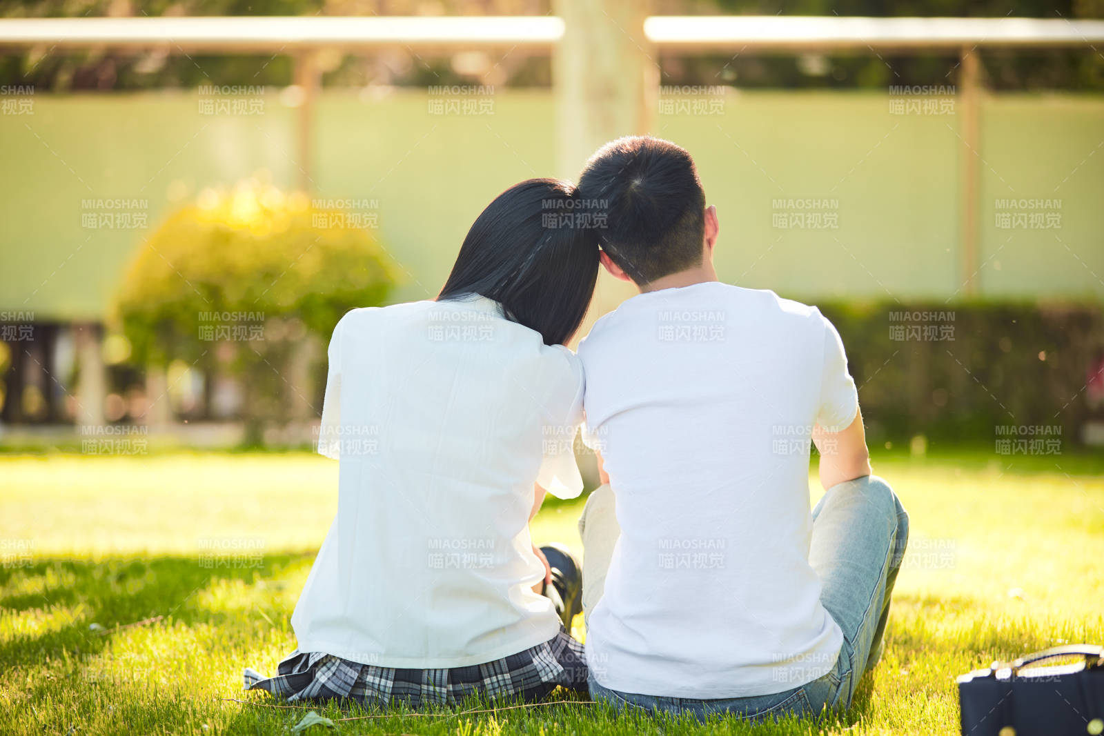 户外草坪上的年轻情侣