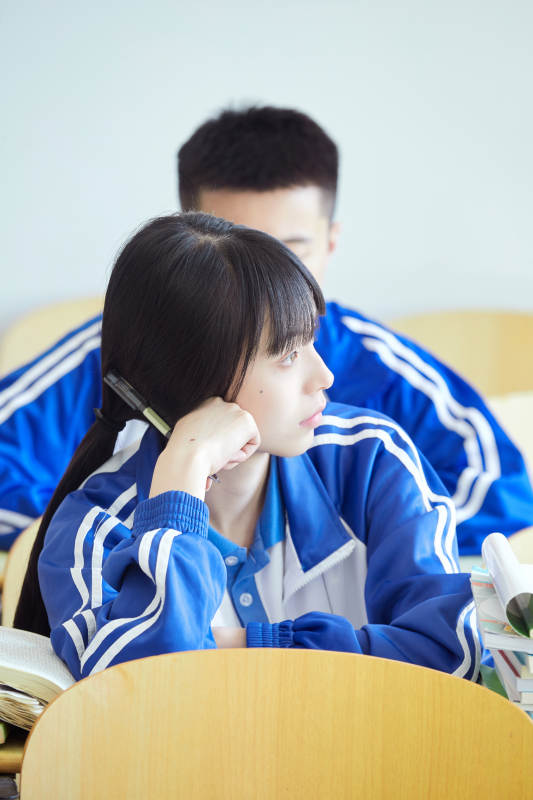 教室里努力看书学习备战高考的高中生