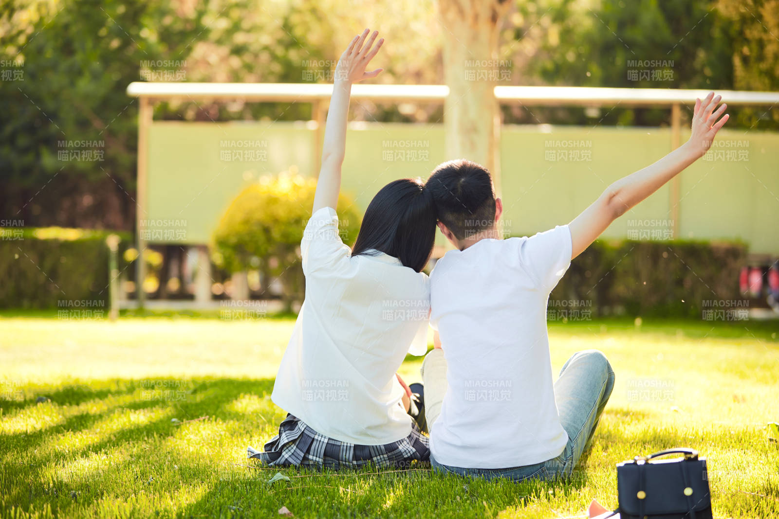 户外草坪上的年轻情侣