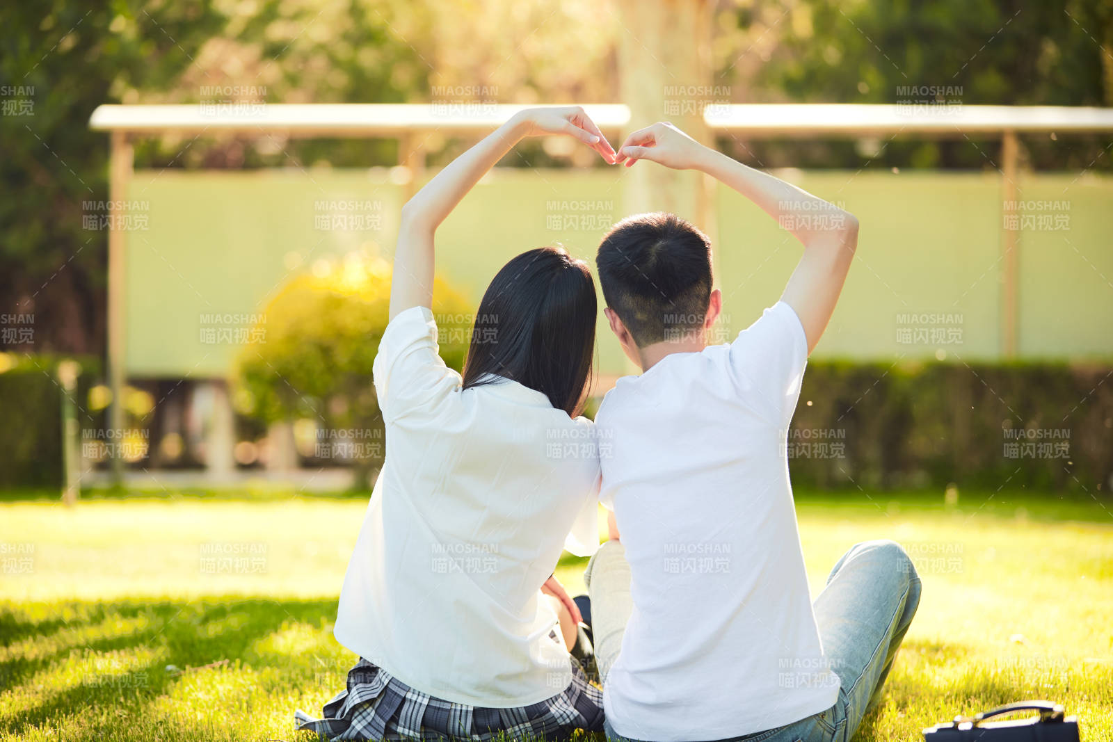 戶外草坪上的年輕情侶