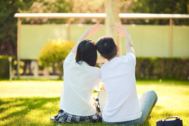 户外草坪上的年轻情侣