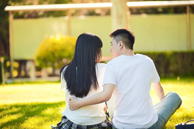 户外草坪上的年轻情侣