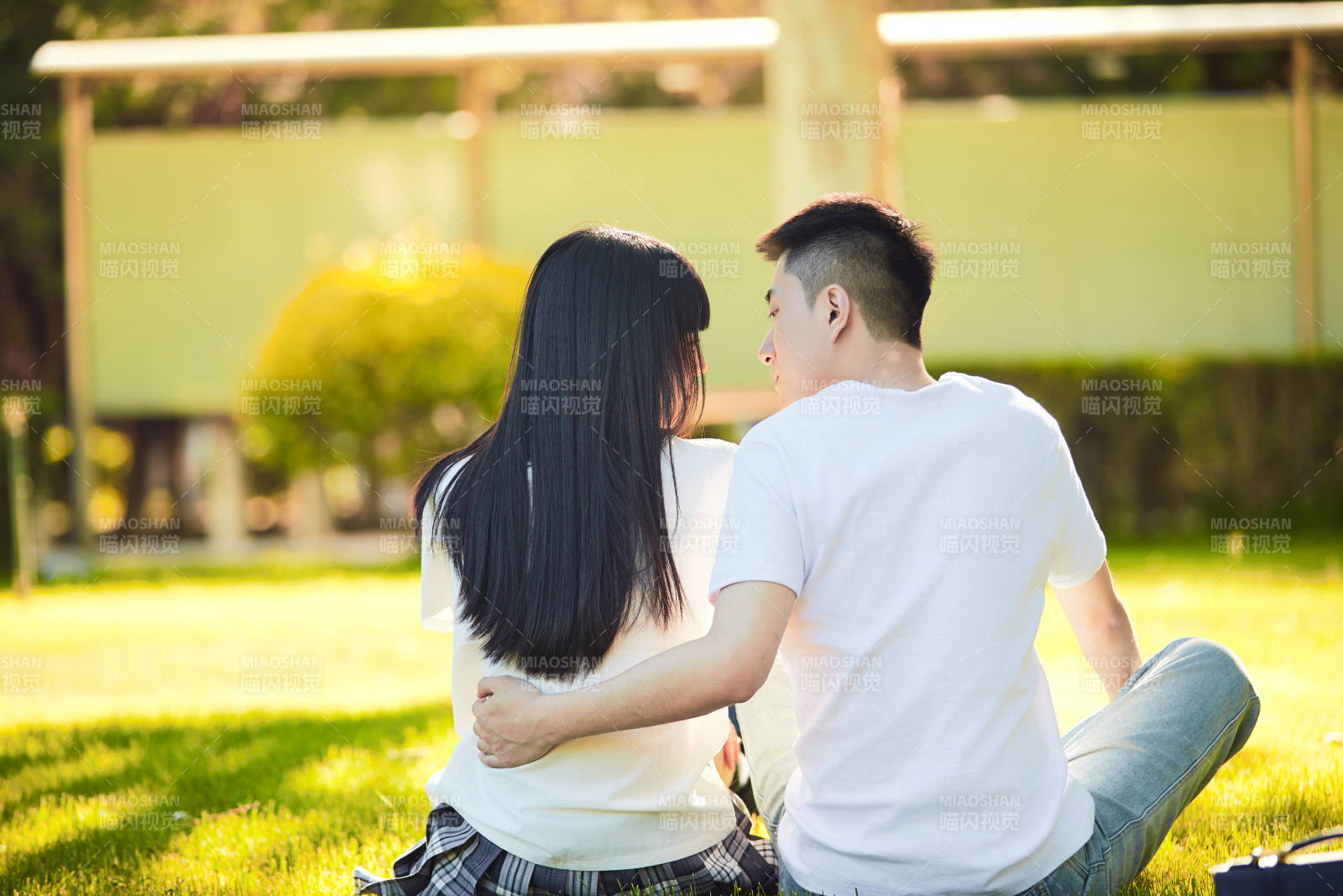 户外草坪上的年轻情侣