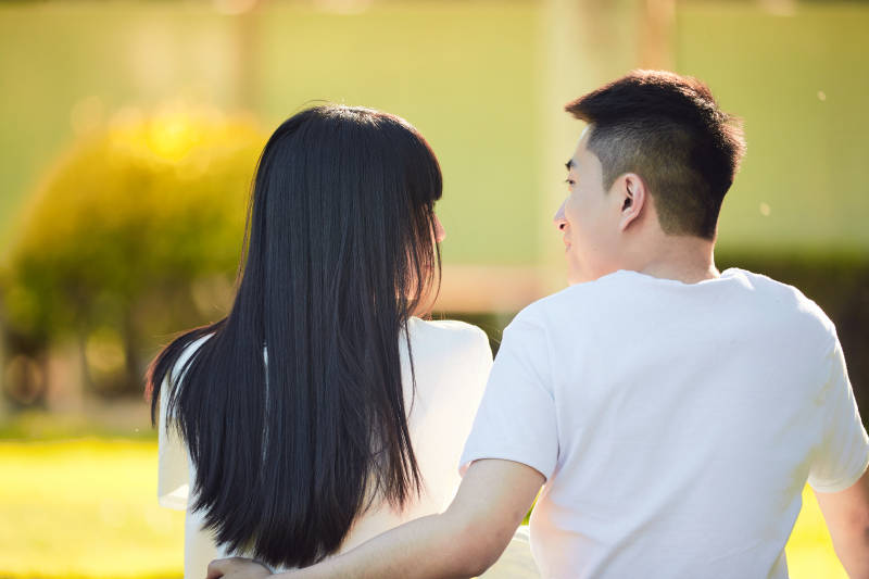 户外草坪上的年轻情侣