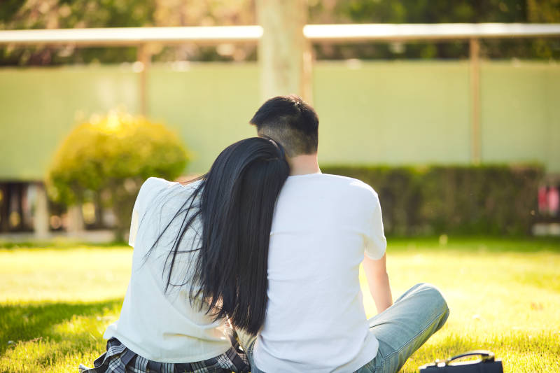 户外草坪上的年轻情侣