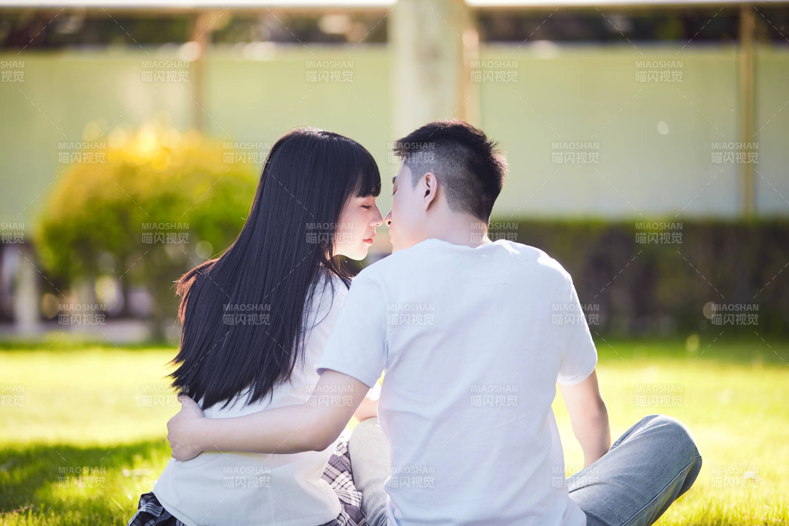 户外草坪上的年轻情侣