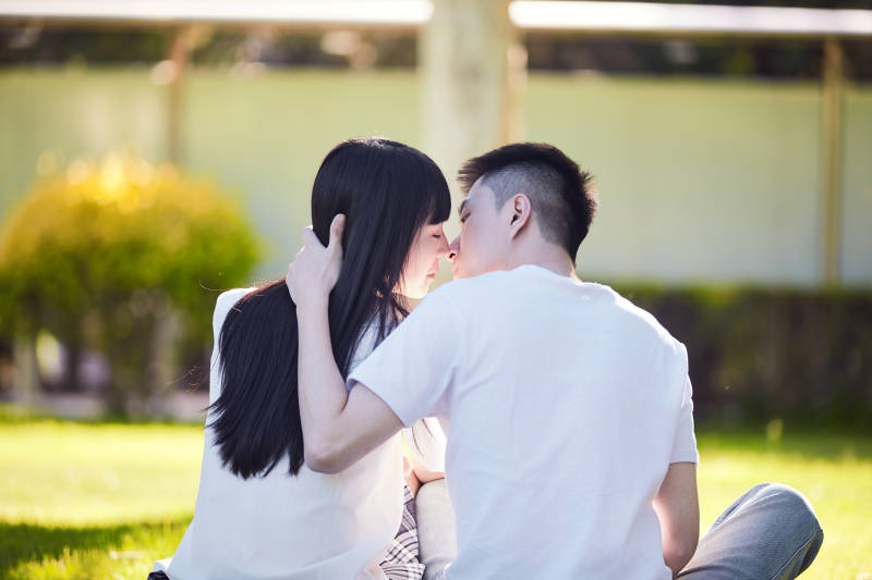 户外草坪上的年轻情侣