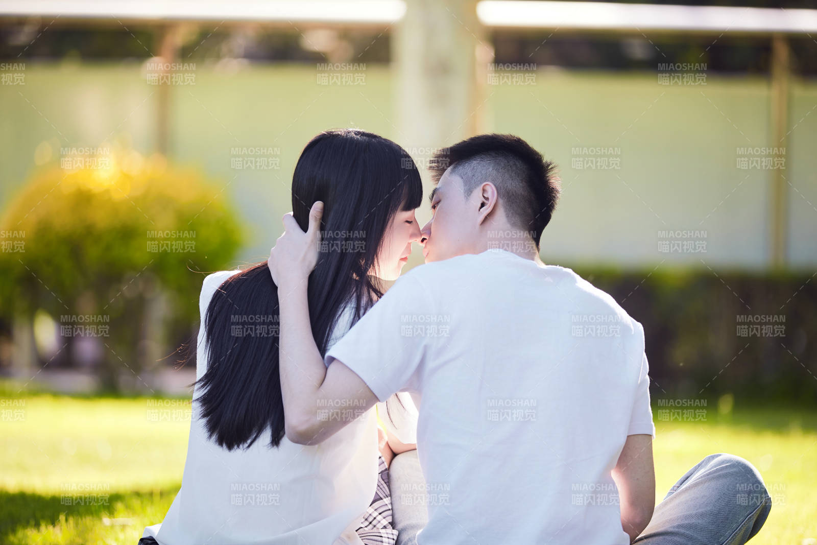 户外草坪上的年轻情侣