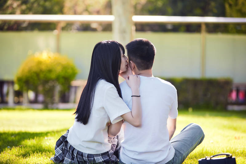 户外草坪上的年轻情侣