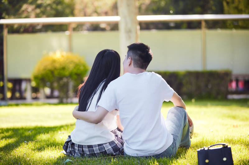 户外草坪上的年轻情侣