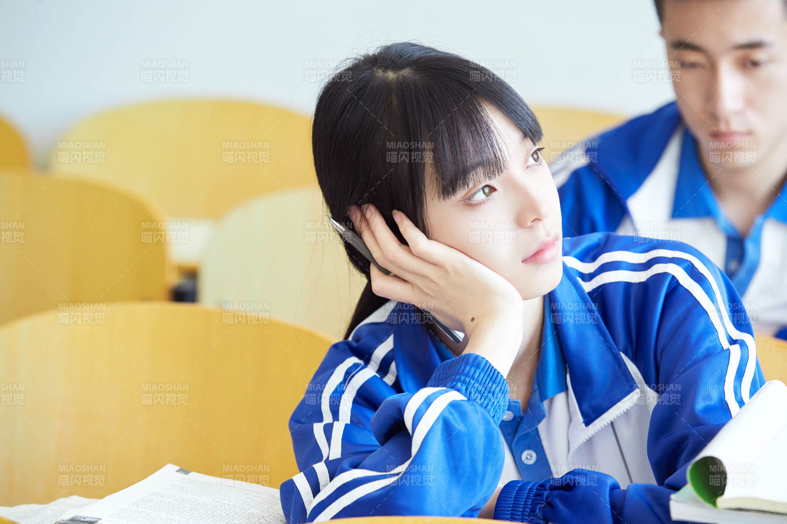 教室里努力看書學習備戰高考的高中生