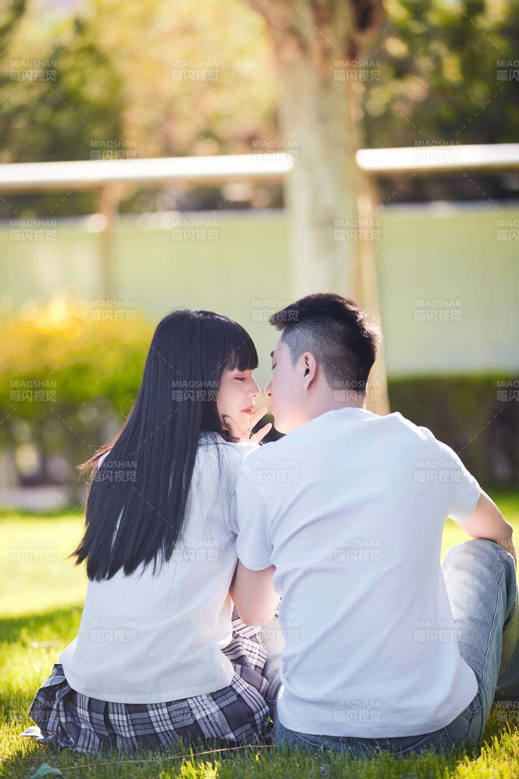 户外草坪上的年轻情侣