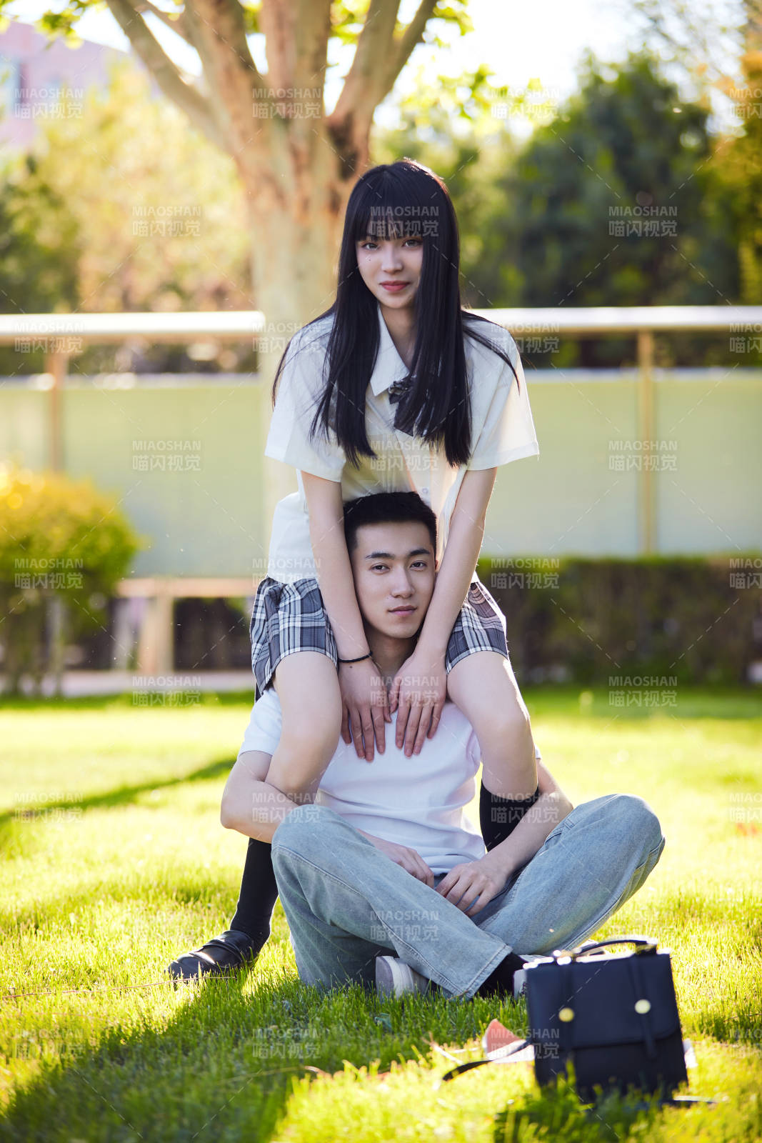 户外草坪上的年轻情侣