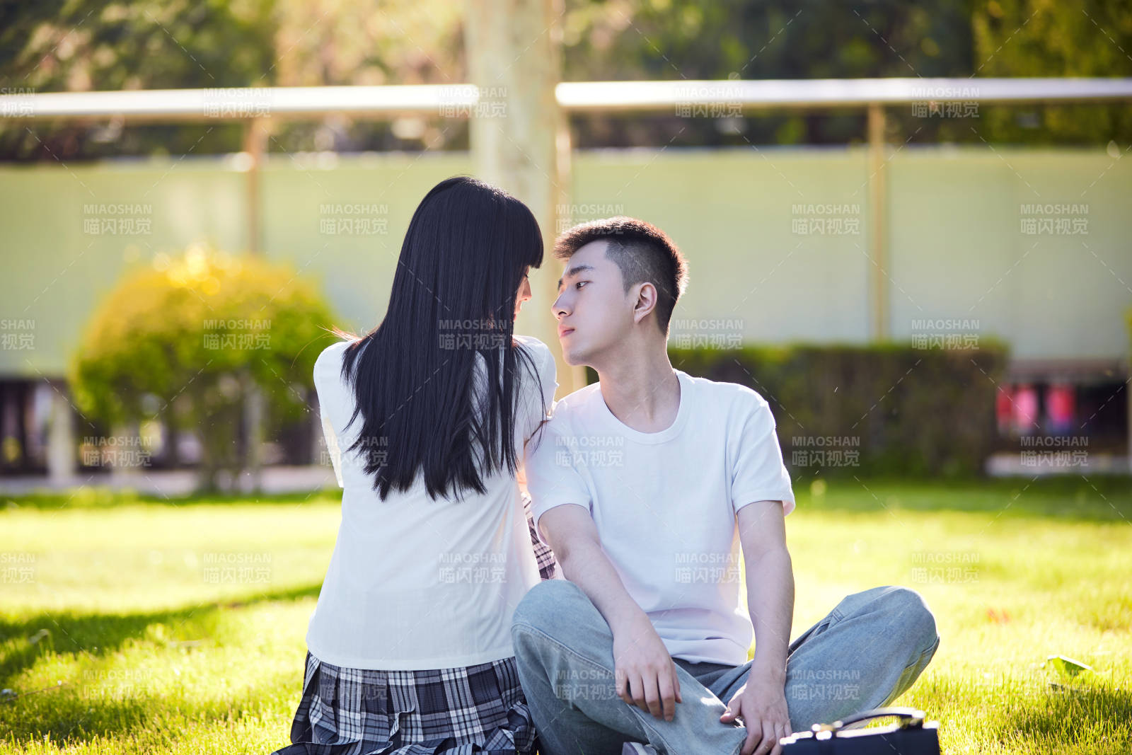 戶外草坪上的年輕情侶