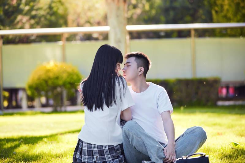 户外草坪上的年轻情侣