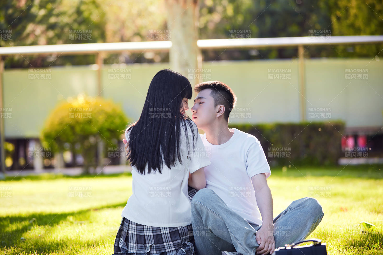 户外草坪上的年轻情侣