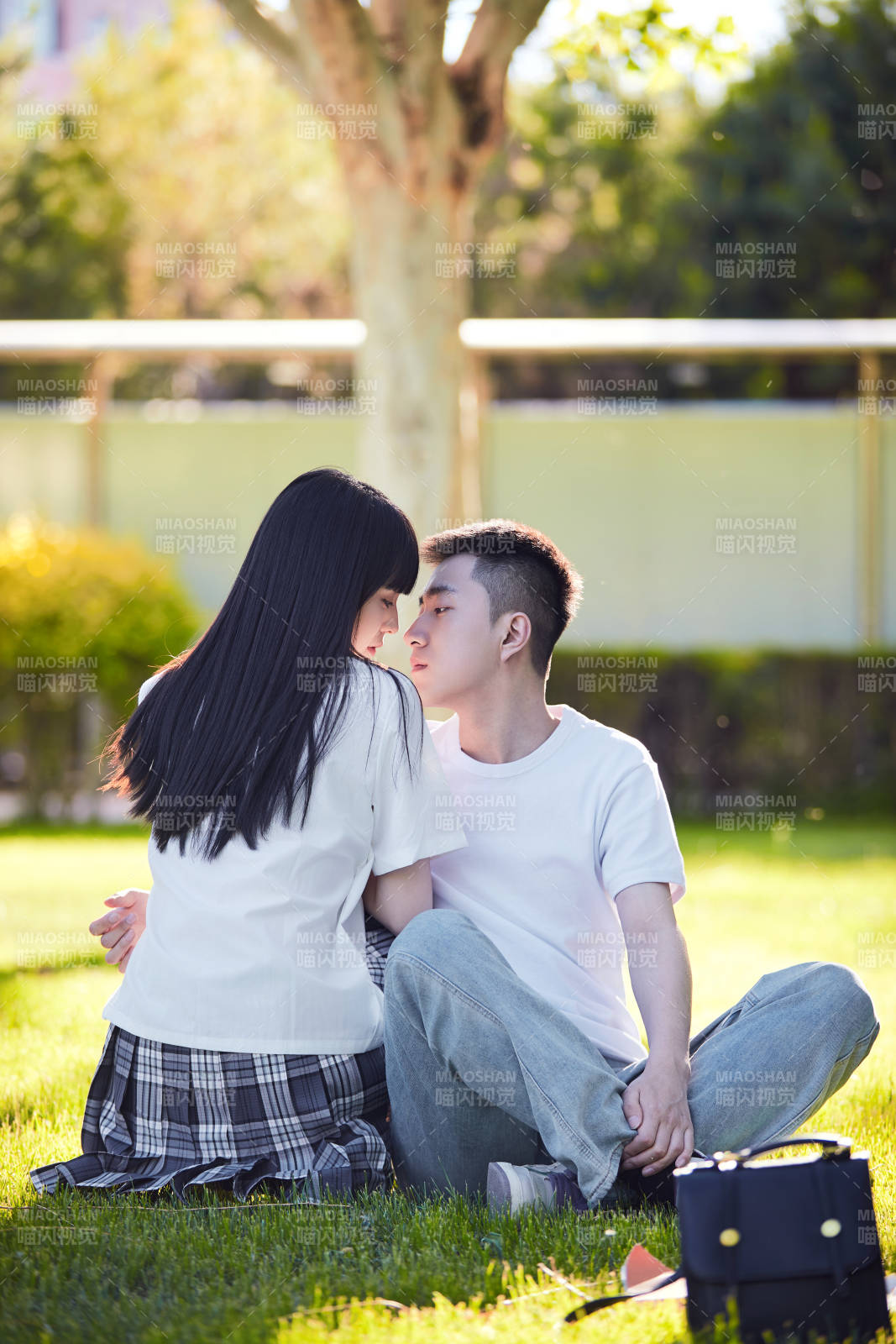 户外草坪上的年轻情侣