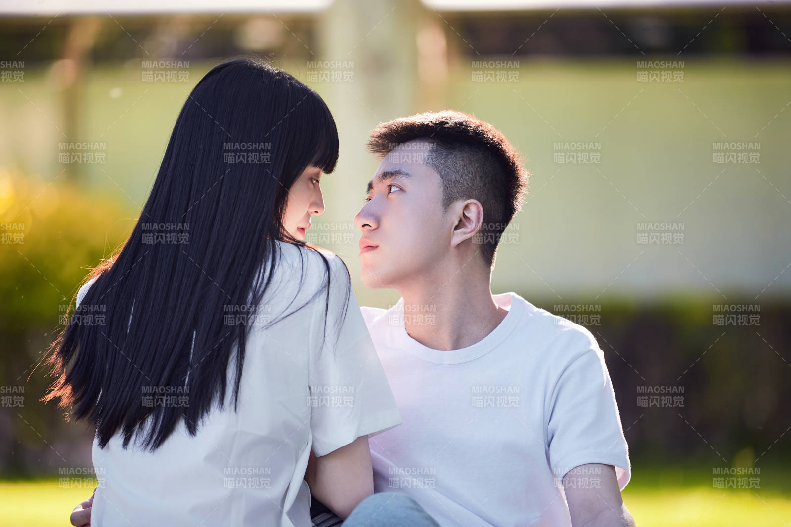 户外草坪上的年轻情侣