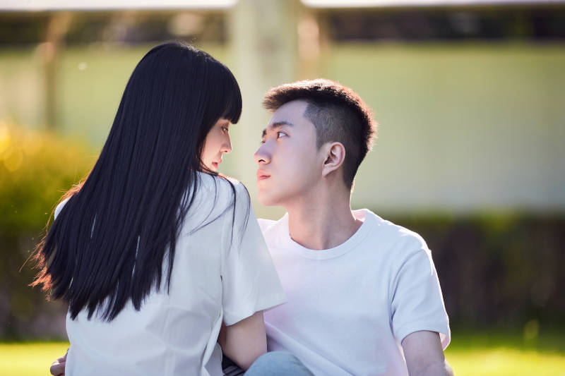 户外草坪上的年轻情侣