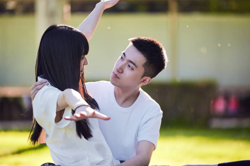 户外草坪上的年轻情侣