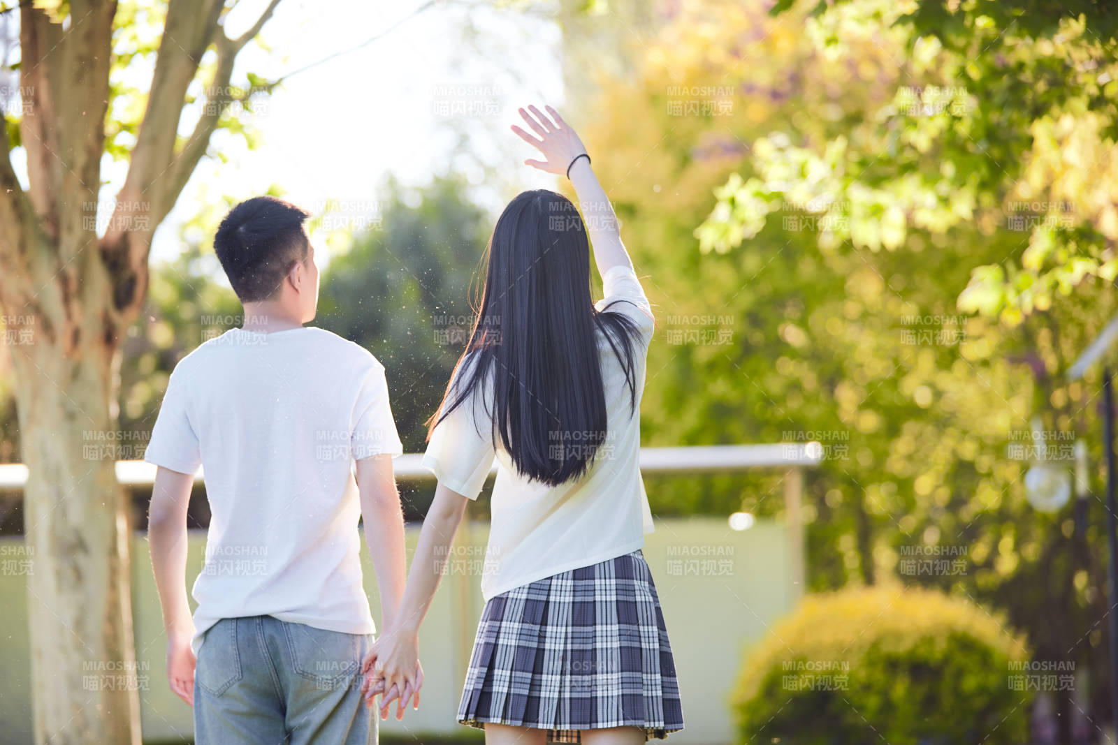 戶外草坪上的年輕情侶