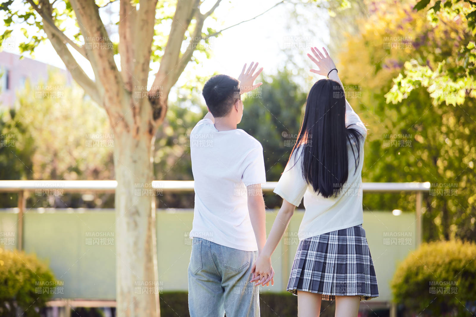 户外草坪上的年轻情侣