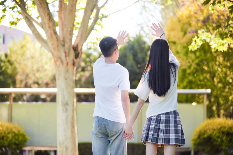 户外草坪上的年轻情侣