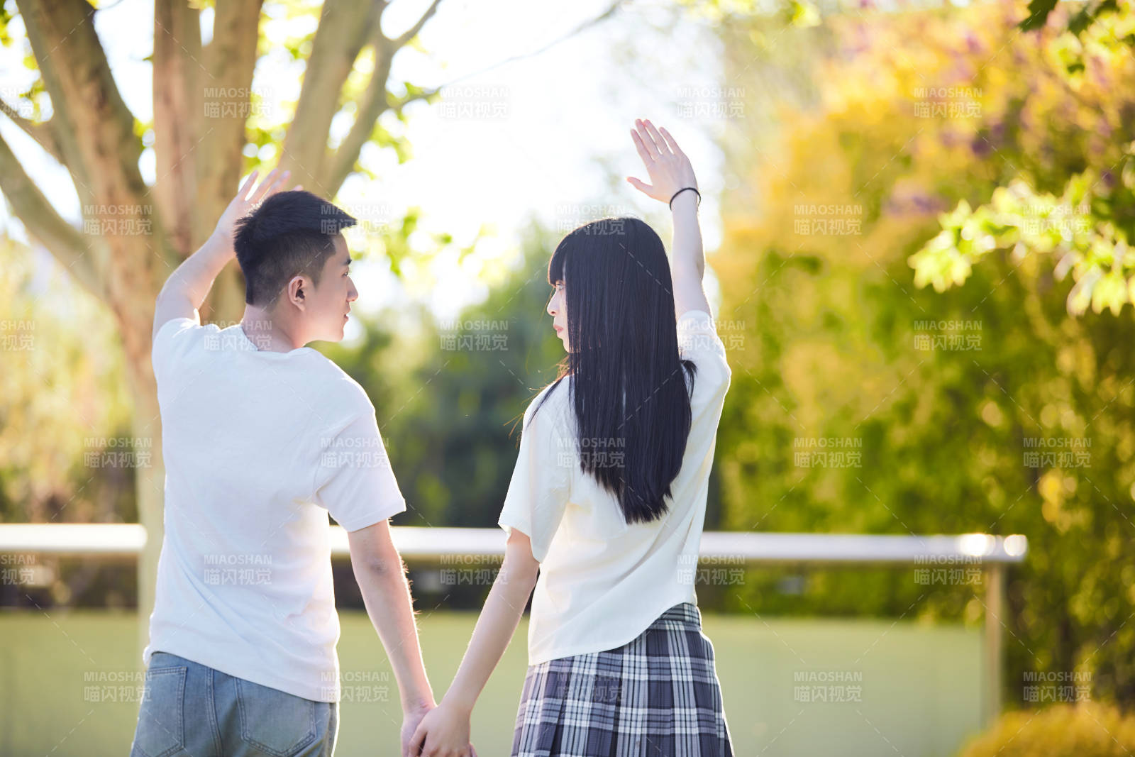 户外草坪上的年轻情侣