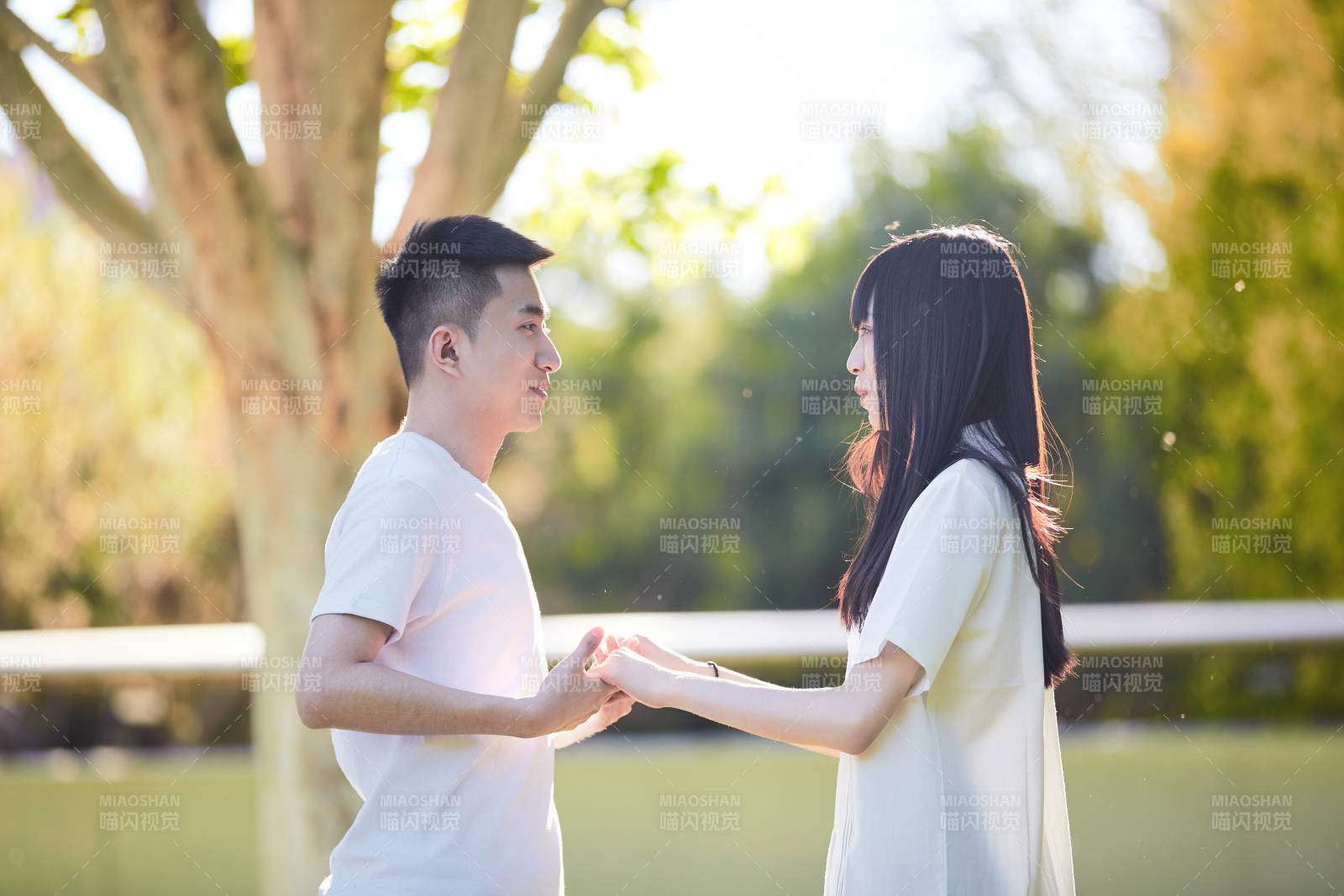 户外草坪上的年轻情侣