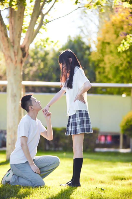 户外草坪上的年轻情侣