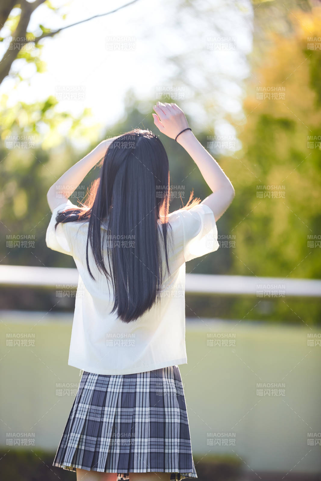 户外草坪上的年轻情侣