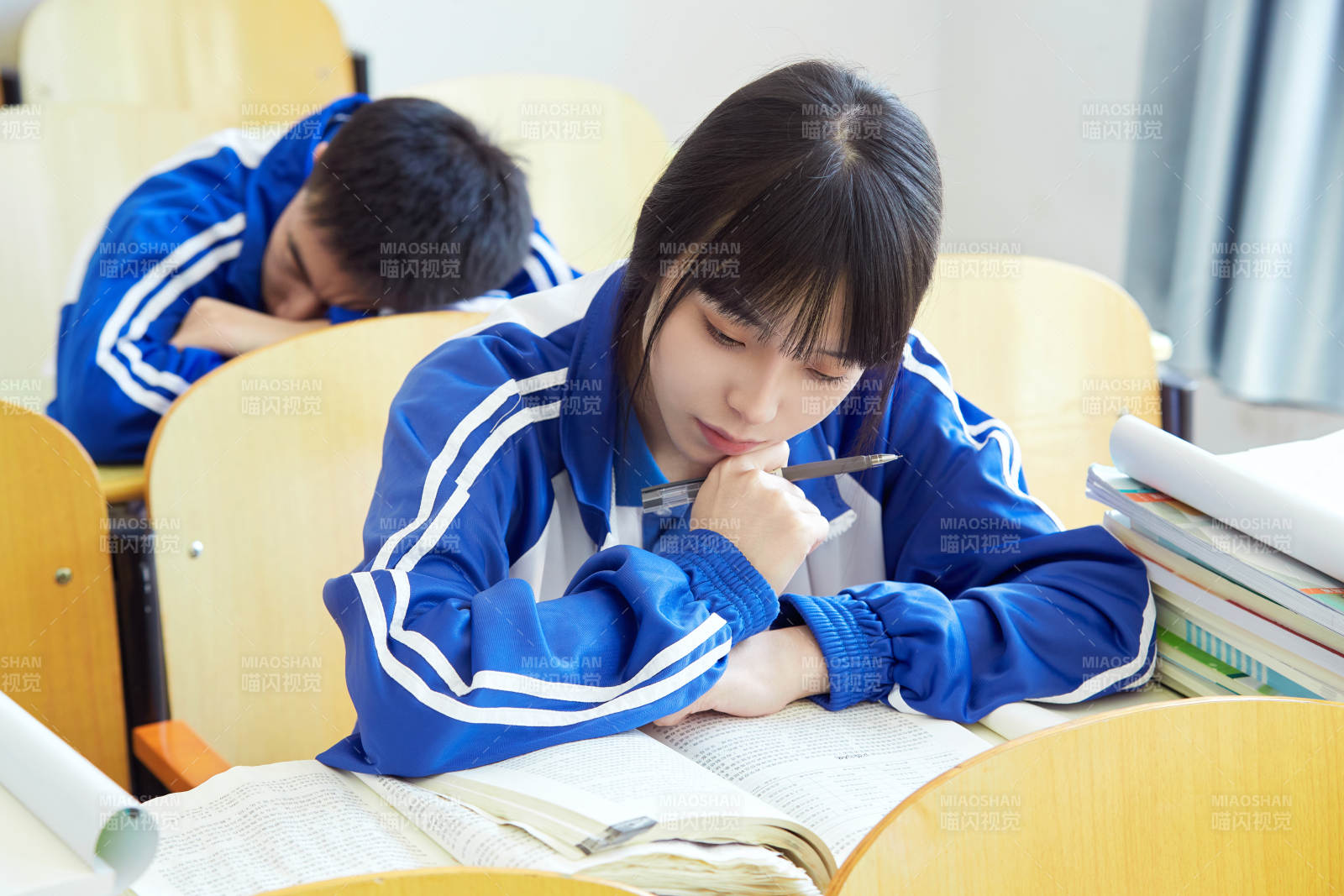 教室里努力看书学习备战高考的高中生图片