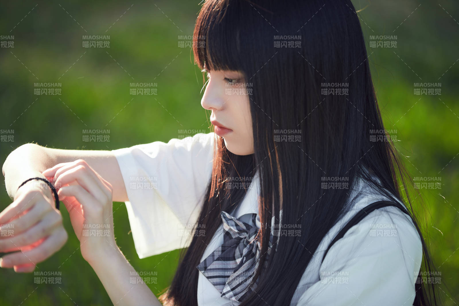 在户外草坪看书学习的女生